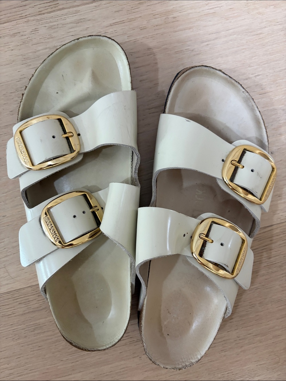 Birkenstock Women’s Arizona Big Buckle in Cream and Gold Sandal